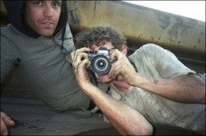 Mike Brodie ‘Mike Brodie sosteniendo una cámara’