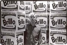 Andy Warhol con sus cajas de jab&oacute;n
