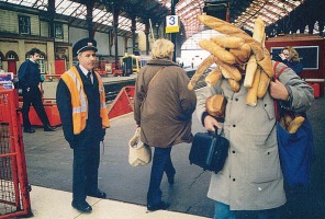 Breadman en la Estaci&oacute;n d etren de Bruselas en 1996,  Tatsumi Orimoto