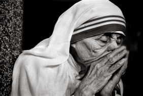 Mother Teresa in prayer 1970 B/N - MAGNUM PHOTOS05 