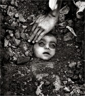 Entierro de un niño no identificado, Bhopal, 1984 