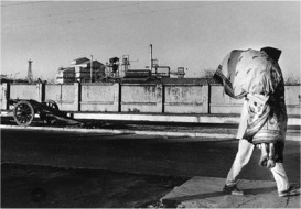 Hombre llevando a su esposa fallecida, Bhopal 1984 