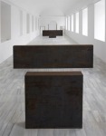 SERRA, Richard, Equal-Parallel: Guernica-Bengasi (Igual-paralelo: Guernica-Bengasi), acero corten laminado en caliente, dos bloques de 148, 5 x 500 x 24 cm y dos bloques de 148,5 x 148,5 x 24 cm., 38 toneladas