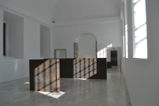 SERRA, Richard, Equal-Parallel: Guernica-Bengasi (Igual-paralelo: Guernica-Bengasi), acero corten laminado en caliente, dos bloques de 148, 5 x 500 x 24 cm y dos bloques de 148,5 x 148,5 x 24 cm., 38 toneladas