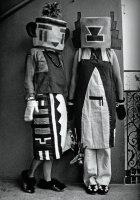 Fotógrafo desconocido, Sophie y Erika Taeuber con trajes dadá de inspiración hopo, 1922. Fotografía (no vintage), 18 x 12 cm. Collection Fondation Arp, Clamart. © Fondation Arp, Clamart.