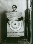 André Breton como alvo... durante el Festival Dada no teatro de l´Oeuvre, 1920