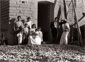 Tina Modotti Chiconcuac, E. de Mexico 1929 "Miguel Delgado y familia con Ricardo Flores ante la cosecha de maíz"