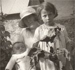 1933 Vivian Maier con su madre, con siete años