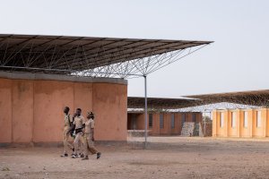 Escuela Secundaria en Gando, Burkina Fasso de Francis Keré