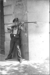 Entre las copias originales sobre papel halladas recientemente figura esta conocida fotografía de los combates en las calles de Barcelona en julio de 1936. Es un guardia de asalto en la calle de la Diputació de Barcelona