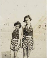 Ana Frank (izquierda) y su hermana Margot, en la playa holandesa de Zandvoort en 1937 en una foto cedida a la Casa-Museo de Ana Frank de Amsterdam.