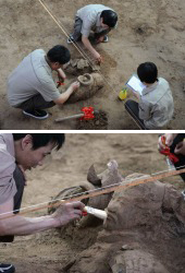 El equipo arqueológico de los Guerreros de Terracota de Xian trabajando en el lugar del descubrimiento
