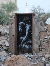 La puerta con el grafiti de una diosa griega pintado por Banksy