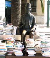 Un millar de libros rodeando la escultura de Christian Andersen