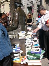 Fotografía tomada el 27 de marzo de 2008, durante la edición de la 'Biblioteca Errante. Libros viajeros por Málaga' para conmemorando el Día del Libro