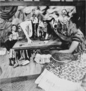 Frida pintando La mesa herida, c.1942,
