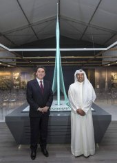 Santiago Calatrava con Mohamed al Abbar, presidente de Emaar Properties, junto al diseño de la Torre Dubai Creek