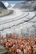 Cientos de personas se desnudaron para ser fotografiadas por Tunick en el glaciar Aletsch