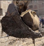Los restos de la estatua de más de ocho metros se encontraban debajo de un barrio popular en El Cairo