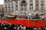 Un grupo de desconocidos arroj&oacute; una sustancia que ha te&ntilde;ido de rojo el agua de la fontana di Trevi, en el centro de Roma