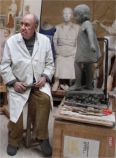 El escultor Francisco López, en su taller. Foto: Jaime Villanueva.