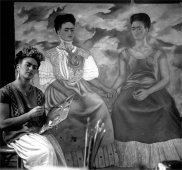Frida con uno de sus lienzos más famosos: 'Las dos Fridas'.