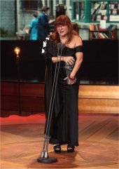 Isabel Coixet recogiendo uno de los ters premios Goya 2018 por su película "La Librería".