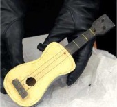 Presentación de la pequeña guitarra por los carabinieri tras su recuperación