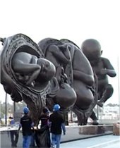 “El viaje milagroso”, de Damien Hirst, que representa catorce fases del embarazo, desde la fecundación al nacimiento, a las puertas del hospital de Sidra, en Doha (Qatar)