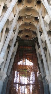 Interior del Templo de la Sagrada Familia de Barcelona, aún en obras