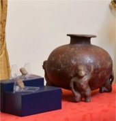 Las piezas devueltas: vasija globular de origen prehispánico (300 a.C.-600 d.C.) y dos figuras antropomorfas (250-600 d.C.)