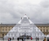 La pir&aacute;mide del Museo del Louvre dise&ntilde;ada por Ieoh Ming Pei intervenida por JR. 