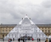 La pirámide del Museo del Louvre diseñada por Ieoh Ming Pei intervenida por JR. 