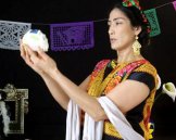La actriz mexicana Cocó Ortiz interpretando a Frida Kahlo.