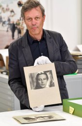 Ludger Derenthal muestra parte del  legado de Riefenstahl. Foto: Jens Kalaene / dpa