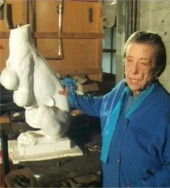 La escultora Louise Bourgeois en su estudio © BBC/Arena.