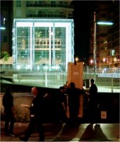 Las primeras obras entrando en el cubo, sede del Pompidou malagueño