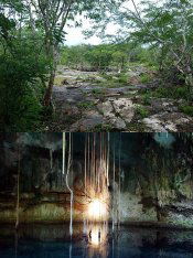 Entrada e interior, de lo que arqueólogos mexicanos suponen la red subterránea de cuevas que los antiguos mayas