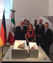 Delegación mexicana recepcionando las piezas en Alemania