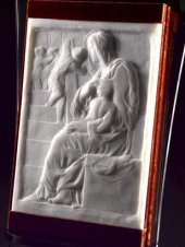 Portada del libro 'Michelangelo. La dotta mano', que reproduce, el bajorrelieve 'La virgen de la escalera'.