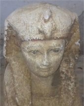Esfinge hallada en la zona arqueológica de Tuna el Yebel, Egipto
