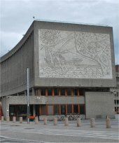 Los murales de Picasso: "El pescador", ubicado en la fachada del edificio, y "La gaviota", colocado dentro del llamado Bloque-Y de Oslo