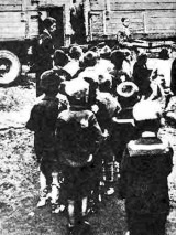 Niños judíos conducidos a un tren con destino a un campo de contrentración