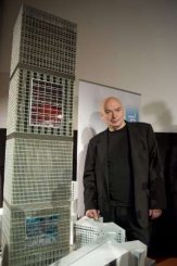 Jean Nouvel junto a su proyecto La Torre Signal