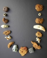 Fragmentos de un collar hallado en la necrópolis romana