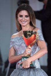 La actriz española Penélope Cruz con la Copa Volpi a la mejor actriz de la 78 edición del Festival de Cine de Venecia