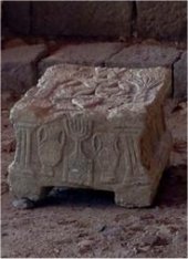 La piedra de Magdala, tallada en piedra, en la que se encuentra la más antigua menorah encontrada hasta la fecha