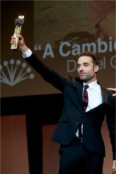 Daniel Guzmán recogiendo el premio como mejor director por su película A cambio de nada