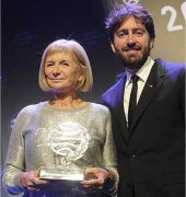 Alicia Giménez Bartlett   y Daniel Sánchez Arévalo con en la entrega de premios