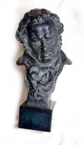 Estatuilla de bronce que recogen los galardonadoas con los premios Goya en cada modalidad.